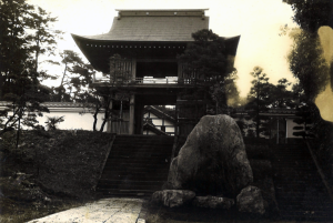 昔の鐘楼門と寺標