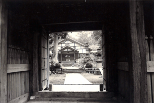 昔の鐘楼門からみた本堂